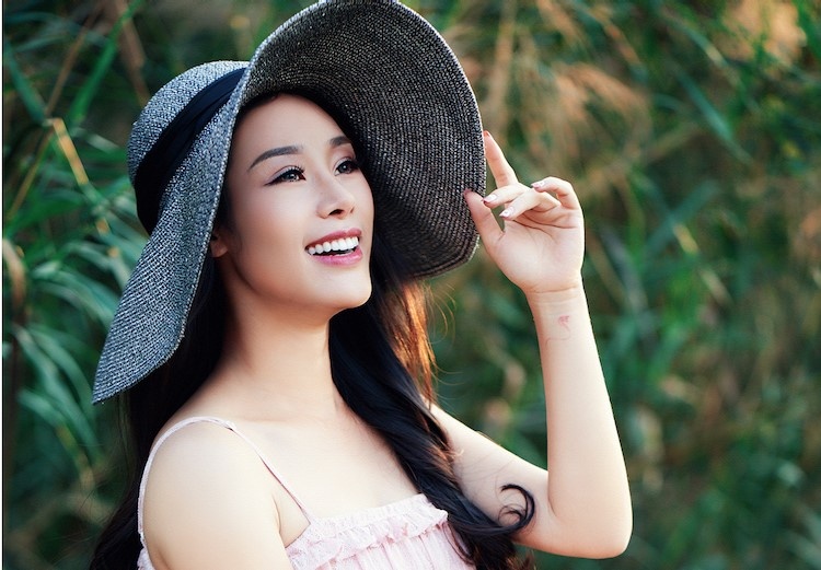 Vo kem 18 tuoi cua NSUT Viet Hoan ra album dau tay hinh anh