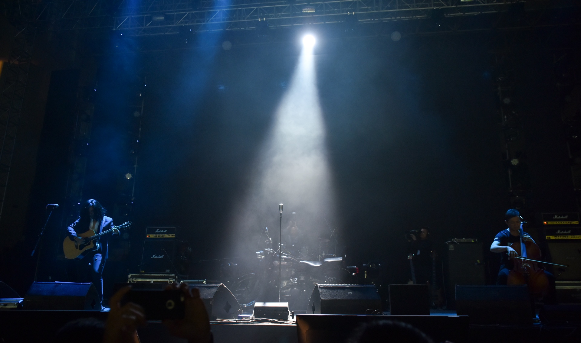 Doi ban tay thap lua anh 2