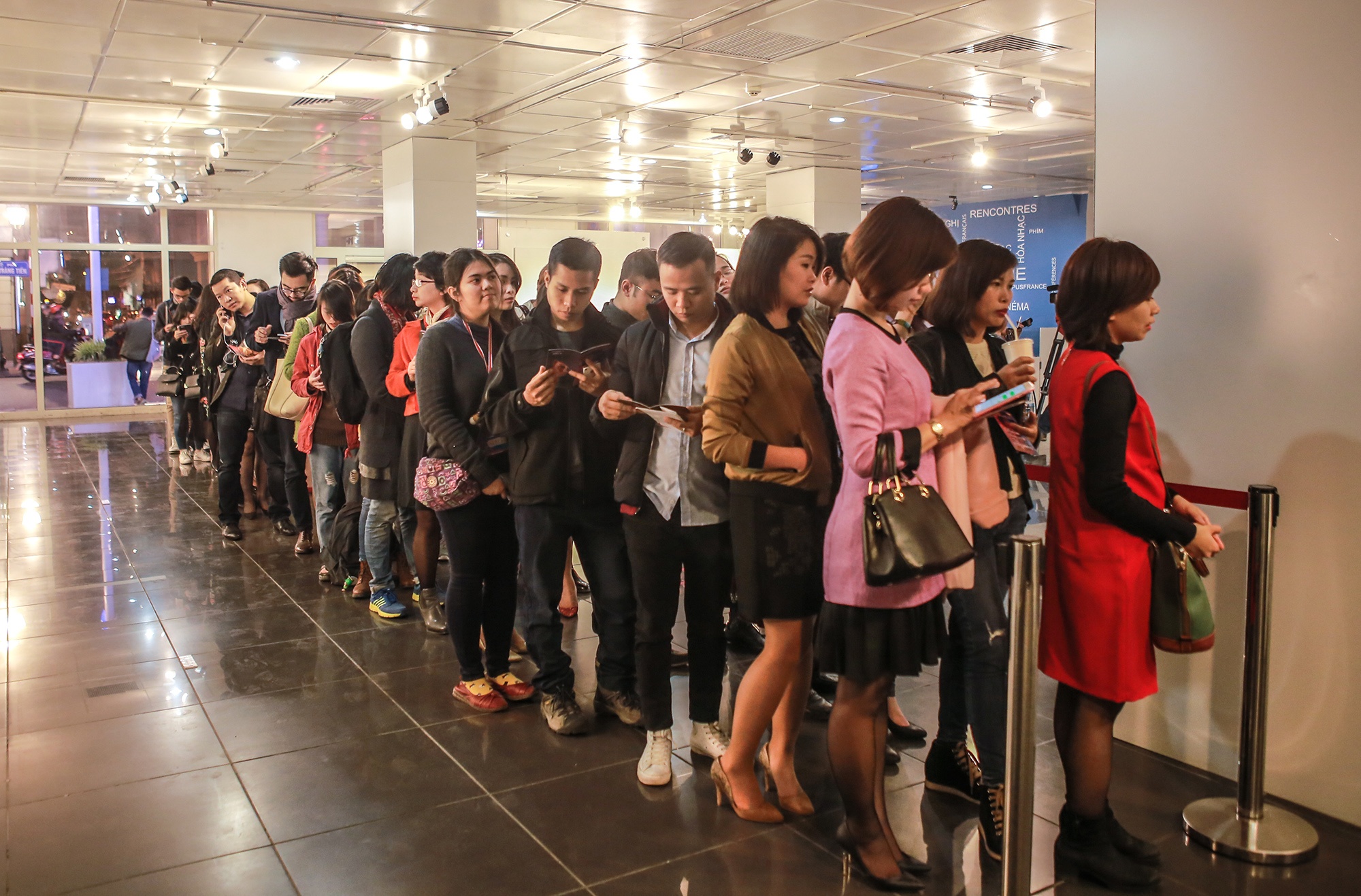 Khan gia Ha Noi xep hang di xem nhac kich hinh anh