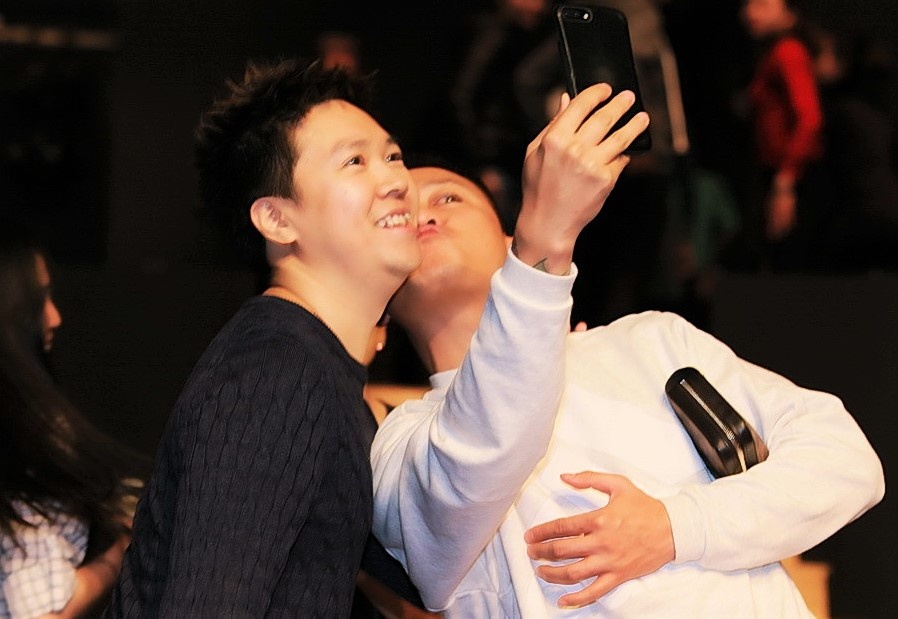 Tuan Hung bat ngo hon ma Le Hieu trong buoi tap nhac hinh anh