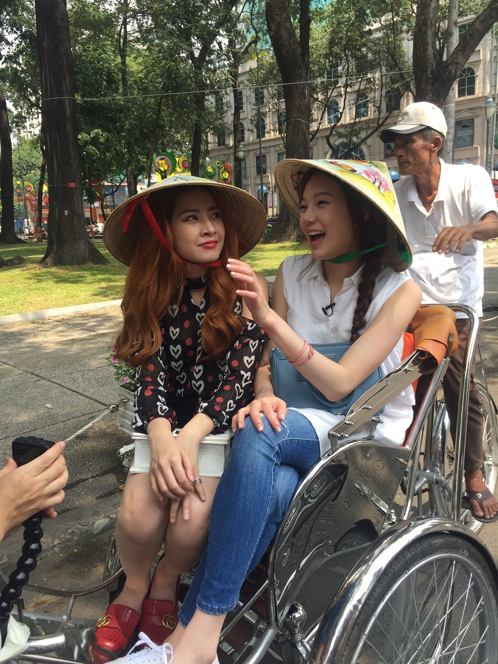 A hau Han Quoc dao choi Sai Gon cung Chi Pu anh 2