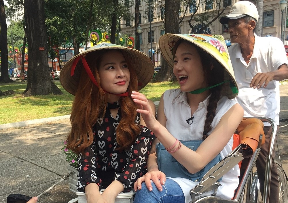 A hau Han Quoc dao choi Sai Gon cung Chi Pu hinh anh