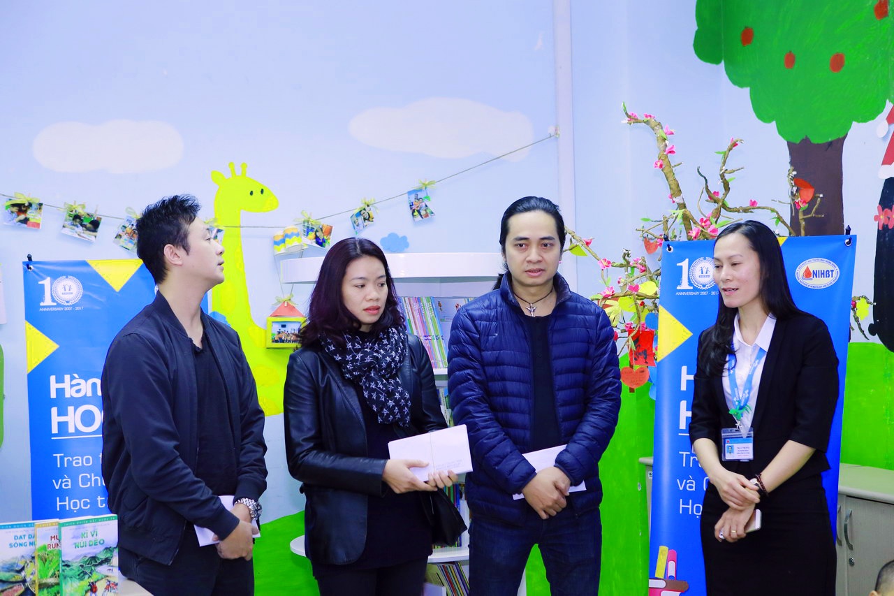 Vo Tran Lap tang qua benh nhan anh 2