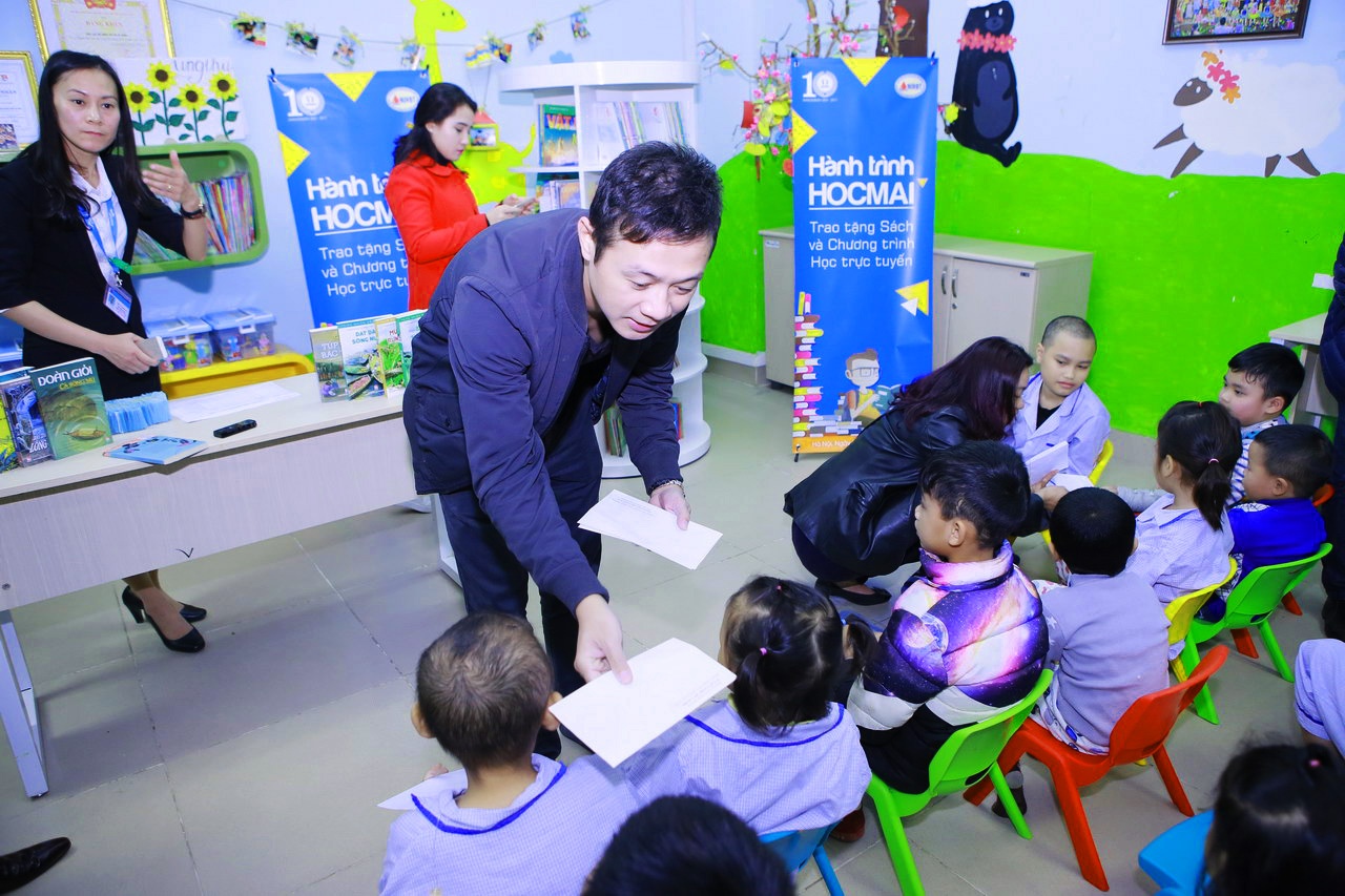 Vo Tran Lap tang qua benh nhan anh 5