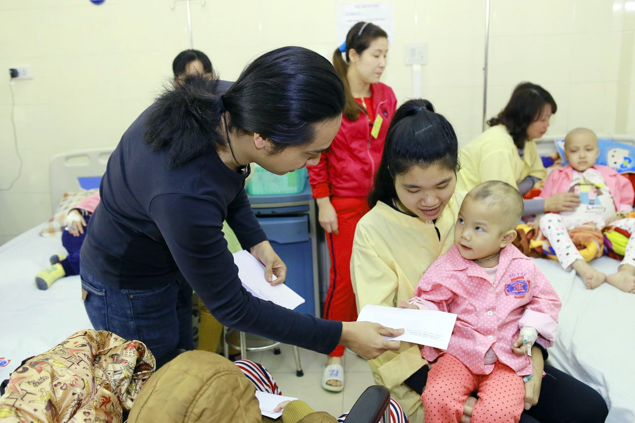 Vo Tran Lap tang qua benh nhan anh 3