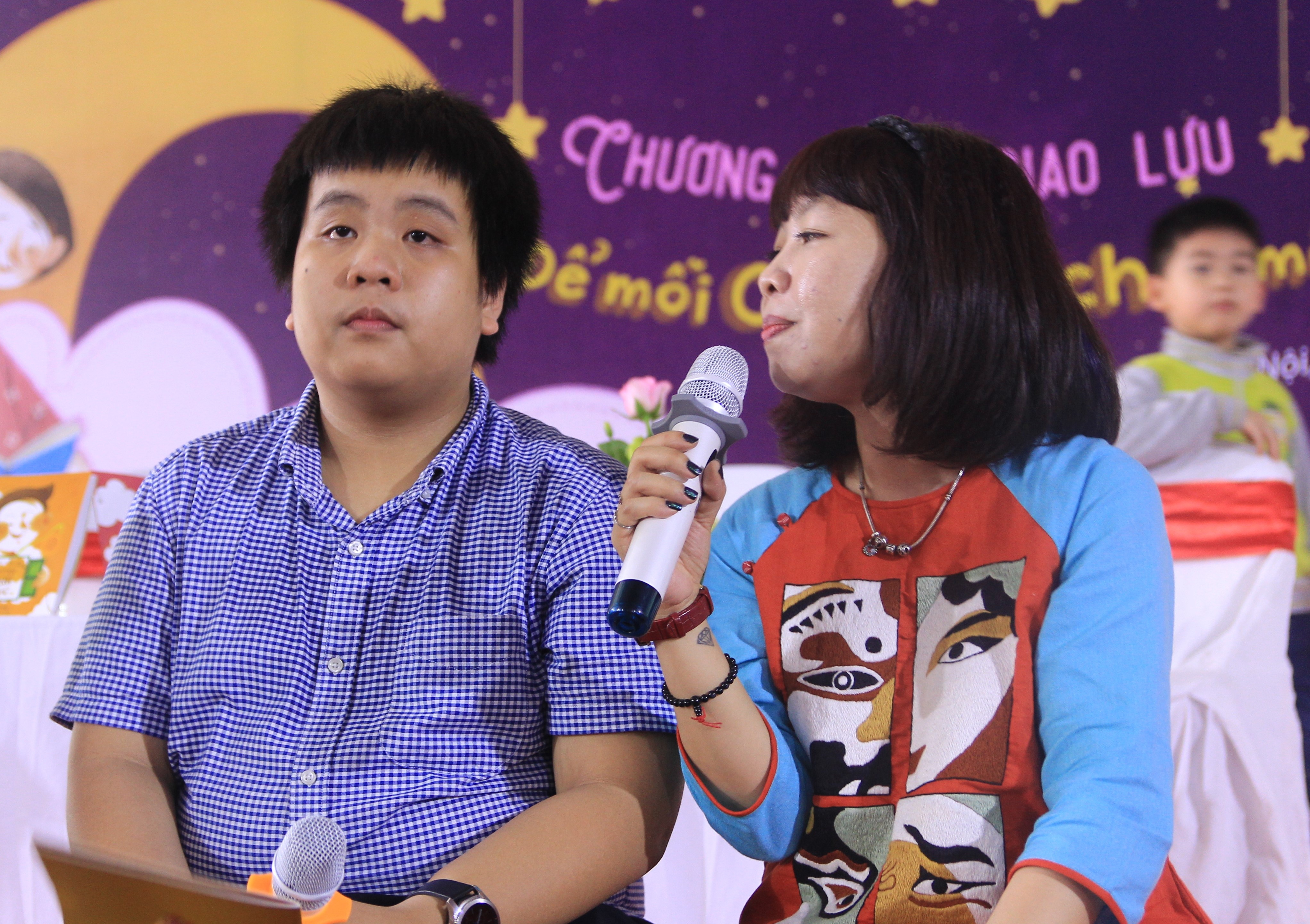 Tre em vay kin Do Nhat Nam de nghe ke chuyen bang tieng Anh hinh anh