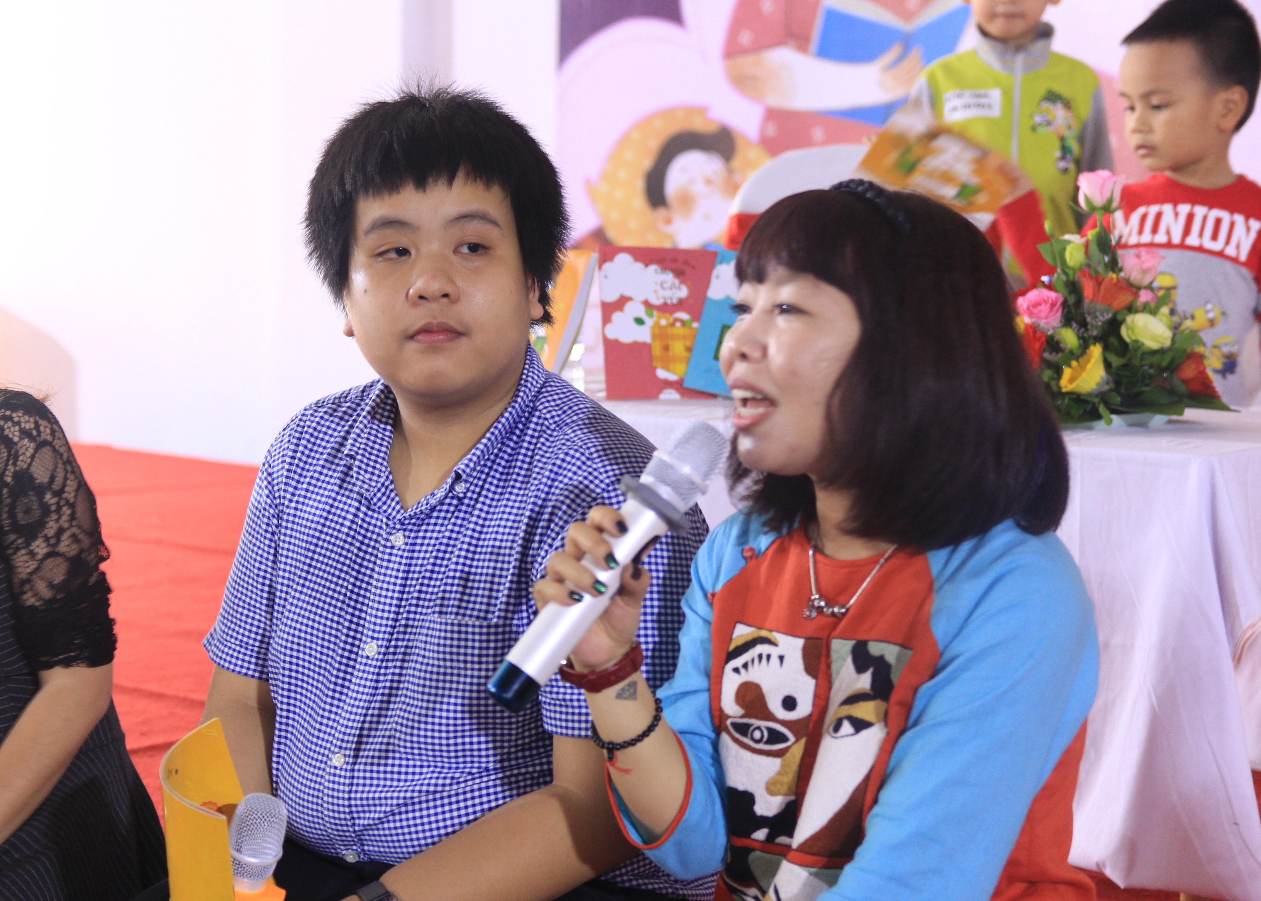 Do Nhat Nam ke chuyen cho tre em bang tieng Anh hinh anh