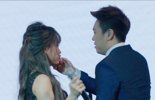 Le Hieu lau son cho Kha Linh tren san khau hinh anh