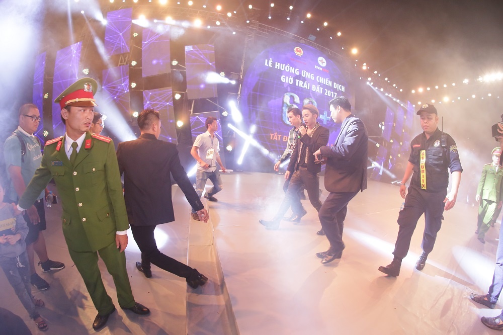 Son Tung xin loi khan gia va lui vao trong hinh anh