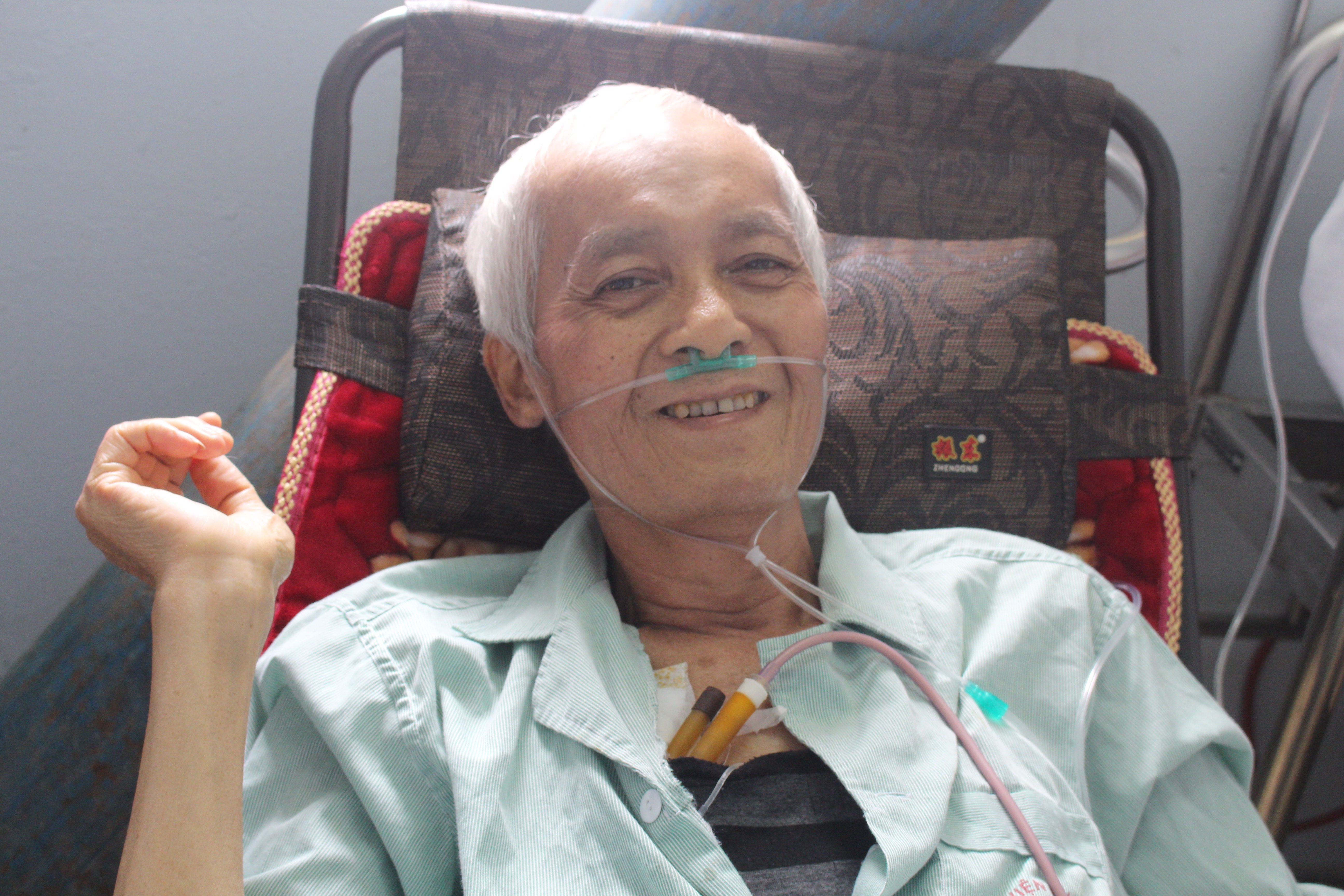 Gia dinh da mang anh den cho dien vien Duy Thanh chon hinh anh