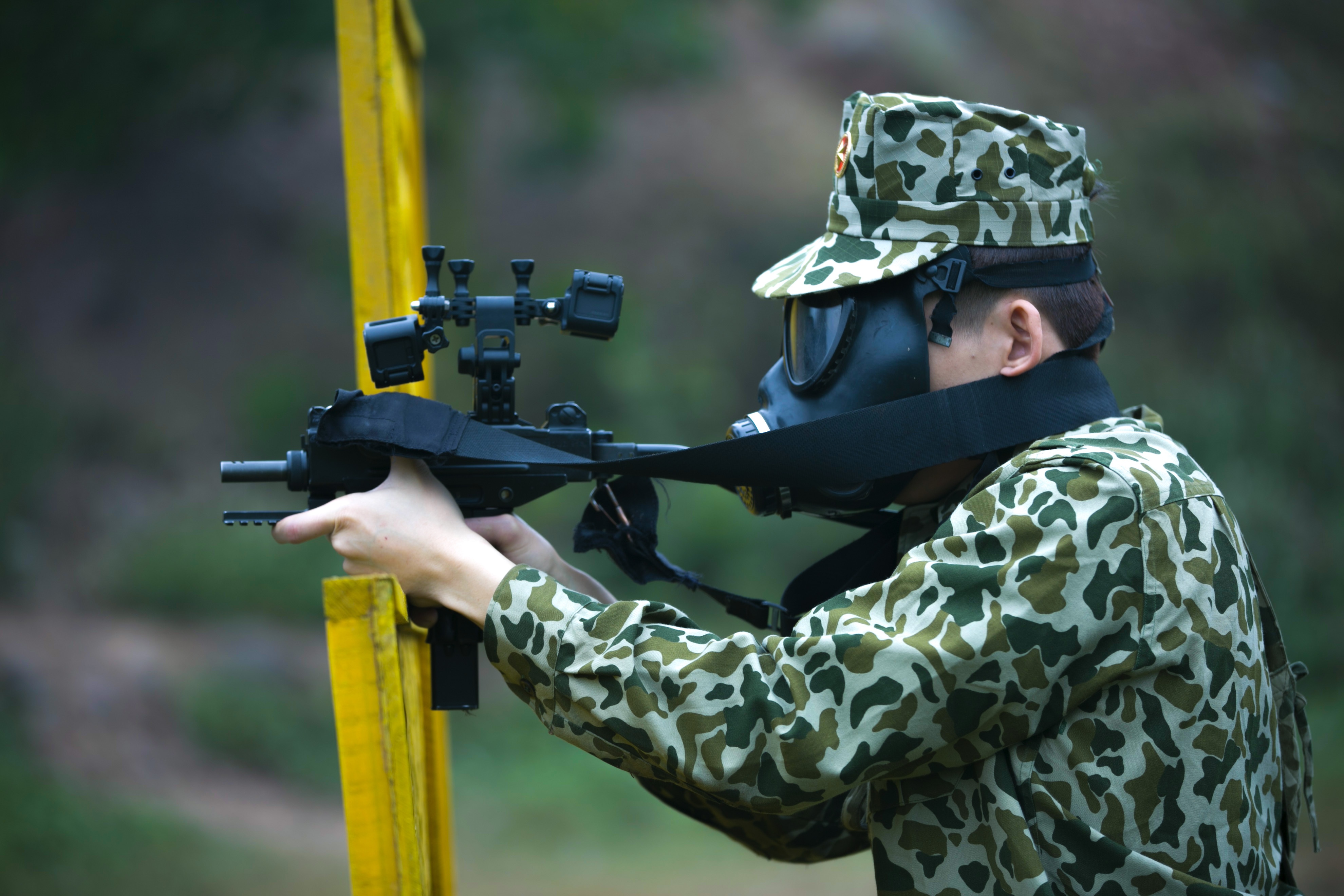 Binh An, Quoc Thien tap dieu khien sung trong quan ngu hinh anh