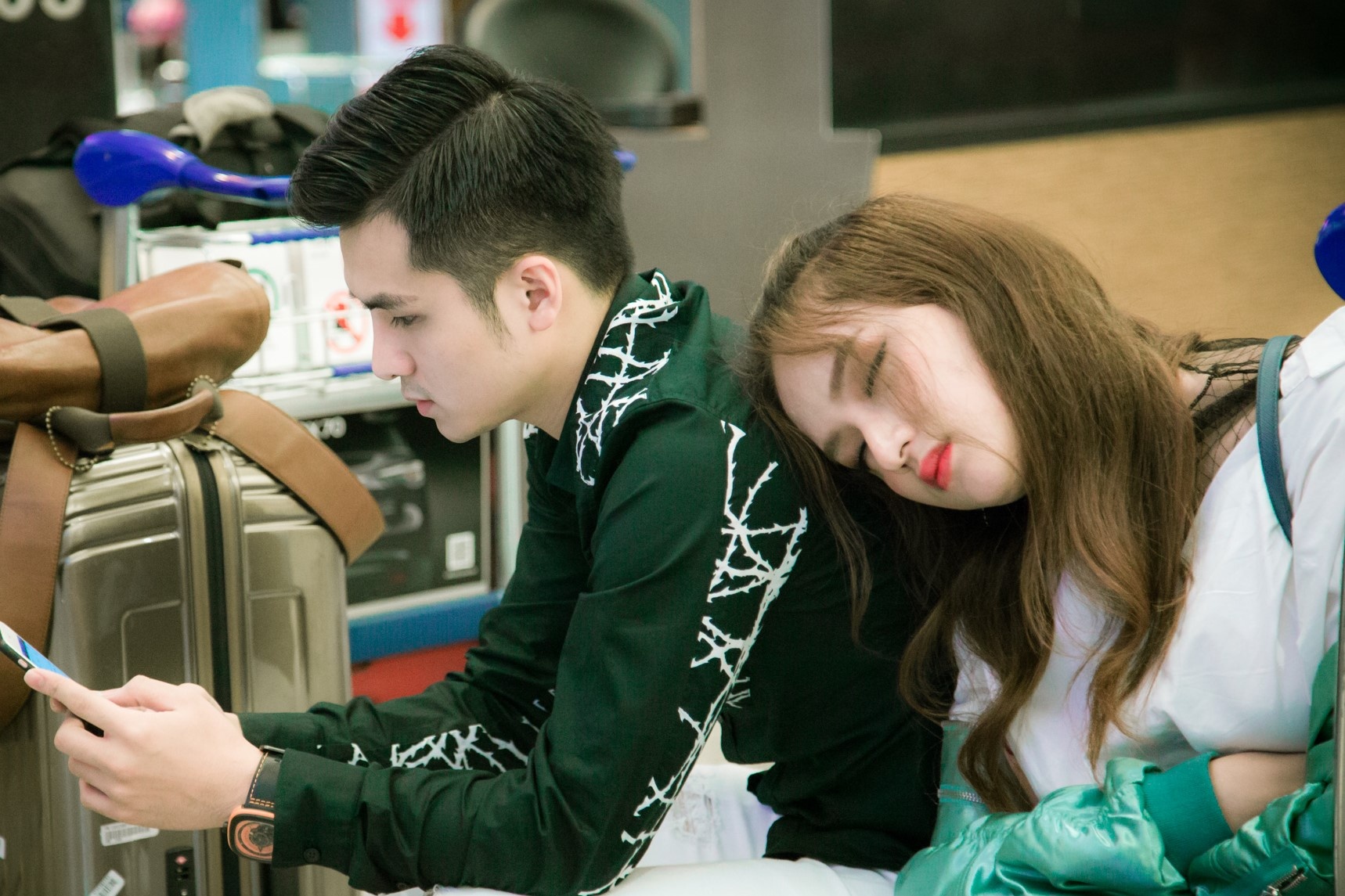 Huong Giang Idol ngu guc tren vai ban trai Duong Hoang Yen o san bay hinh anh