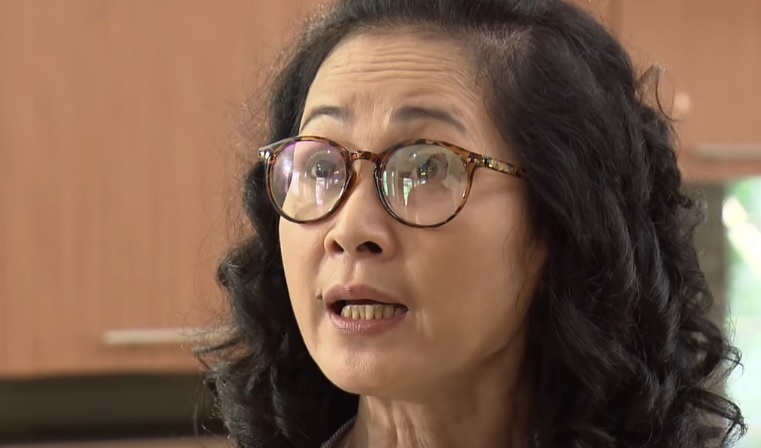 'Song chung voi me chong' tap 8: Ba Phuong tuc gian khi Van danh chong hinh anh