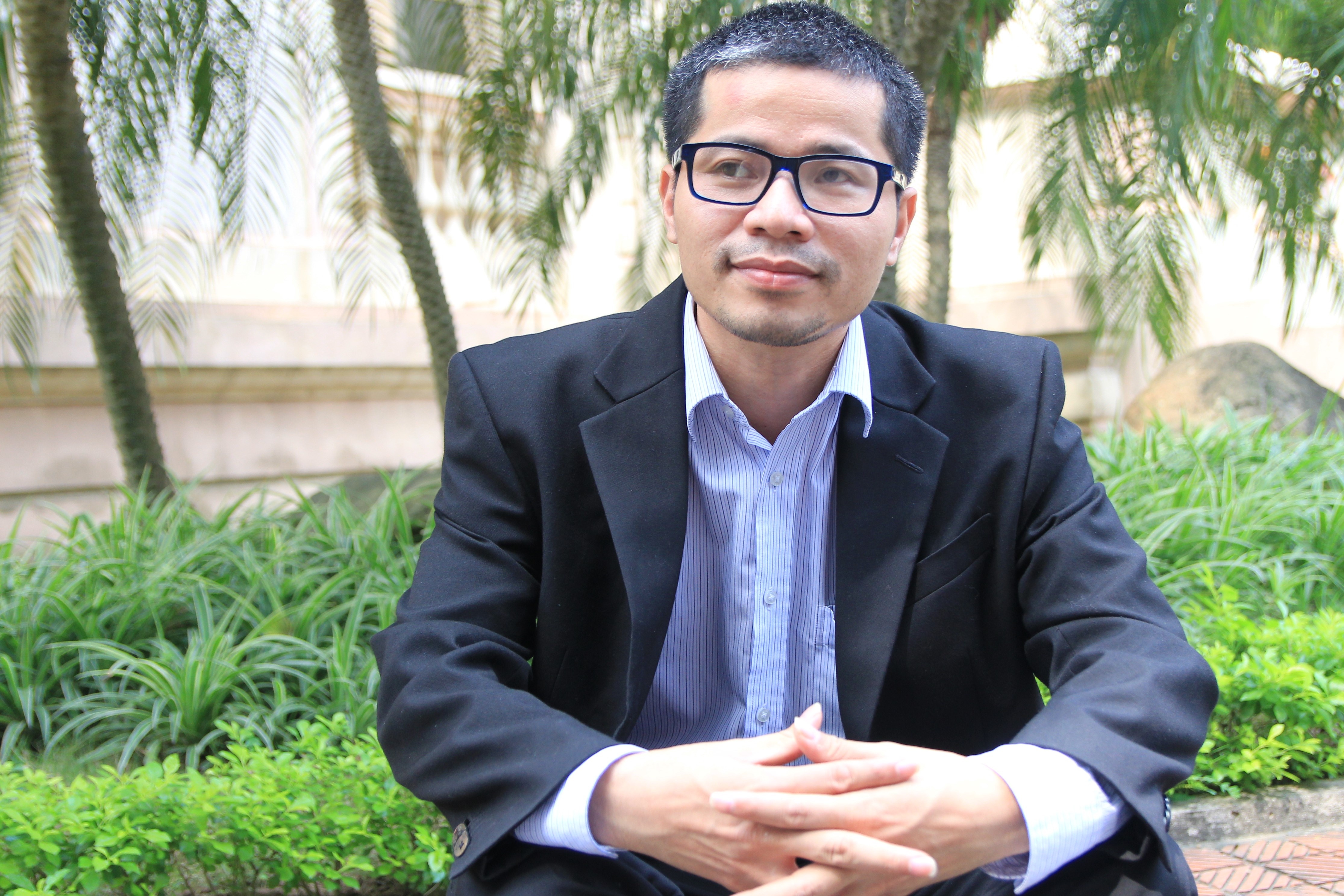 Nguyen Quang Thach: Phai ngoi xe lan van 'cong' sach ve lang hinh anh