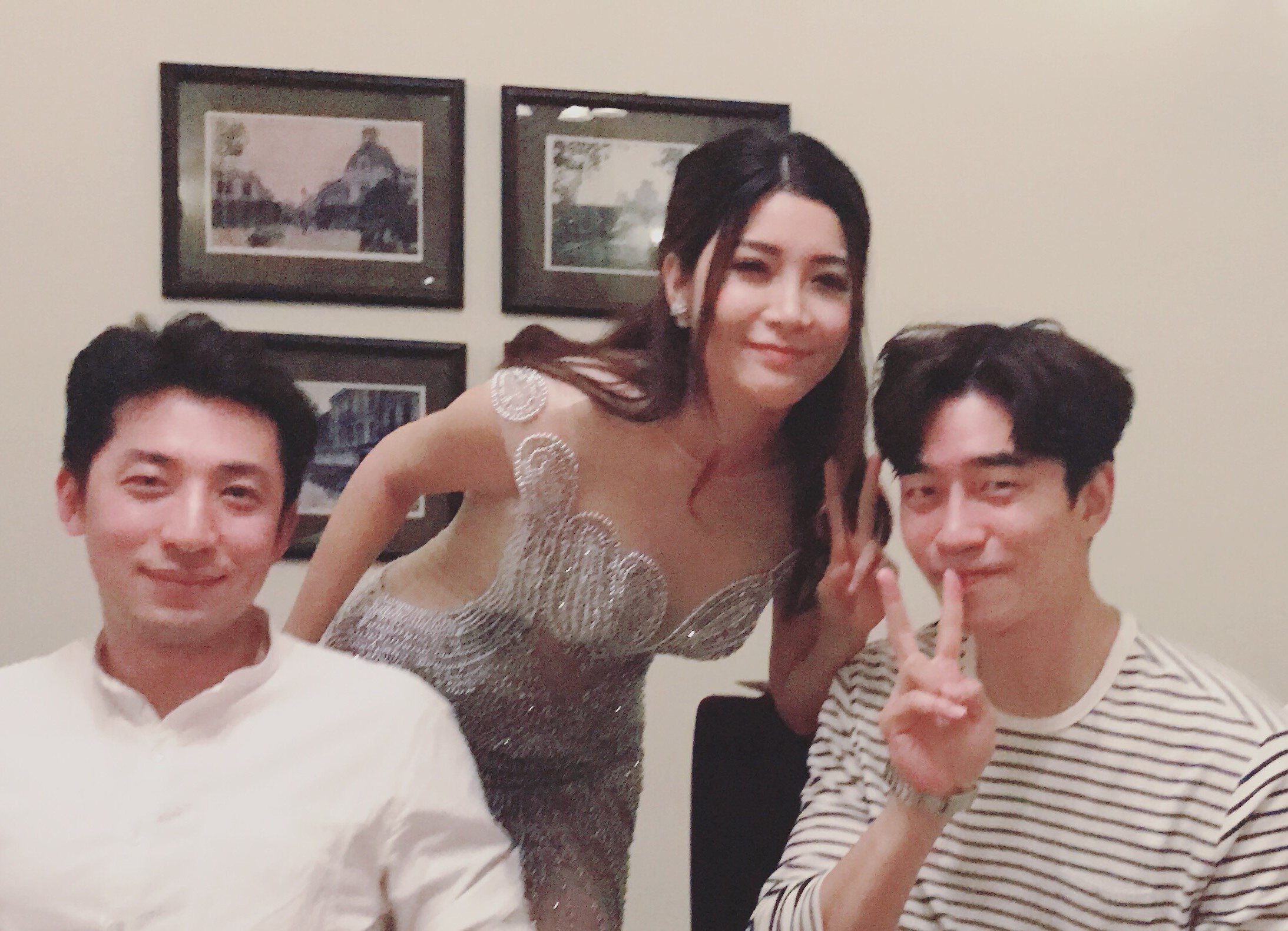 Dien vien 'Vi sao dua anh toi' an toi voi ban be tai Viet Nam hinh anh