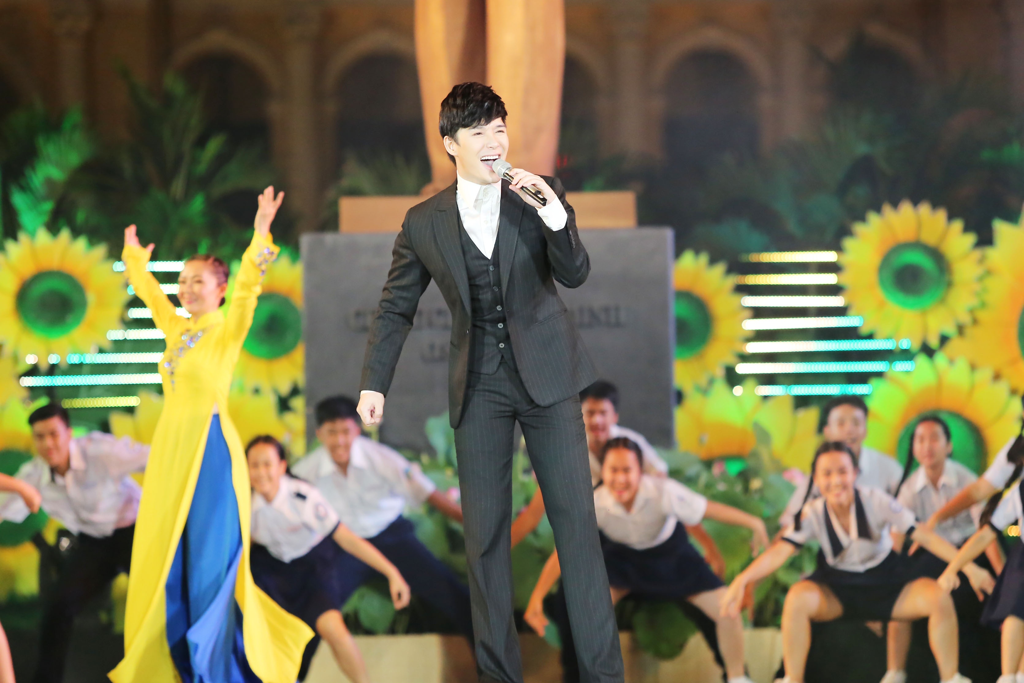 Nathan Lee thay đồ giữa đường ảnh 2 Nathan Lee thay do giua duong anh 2