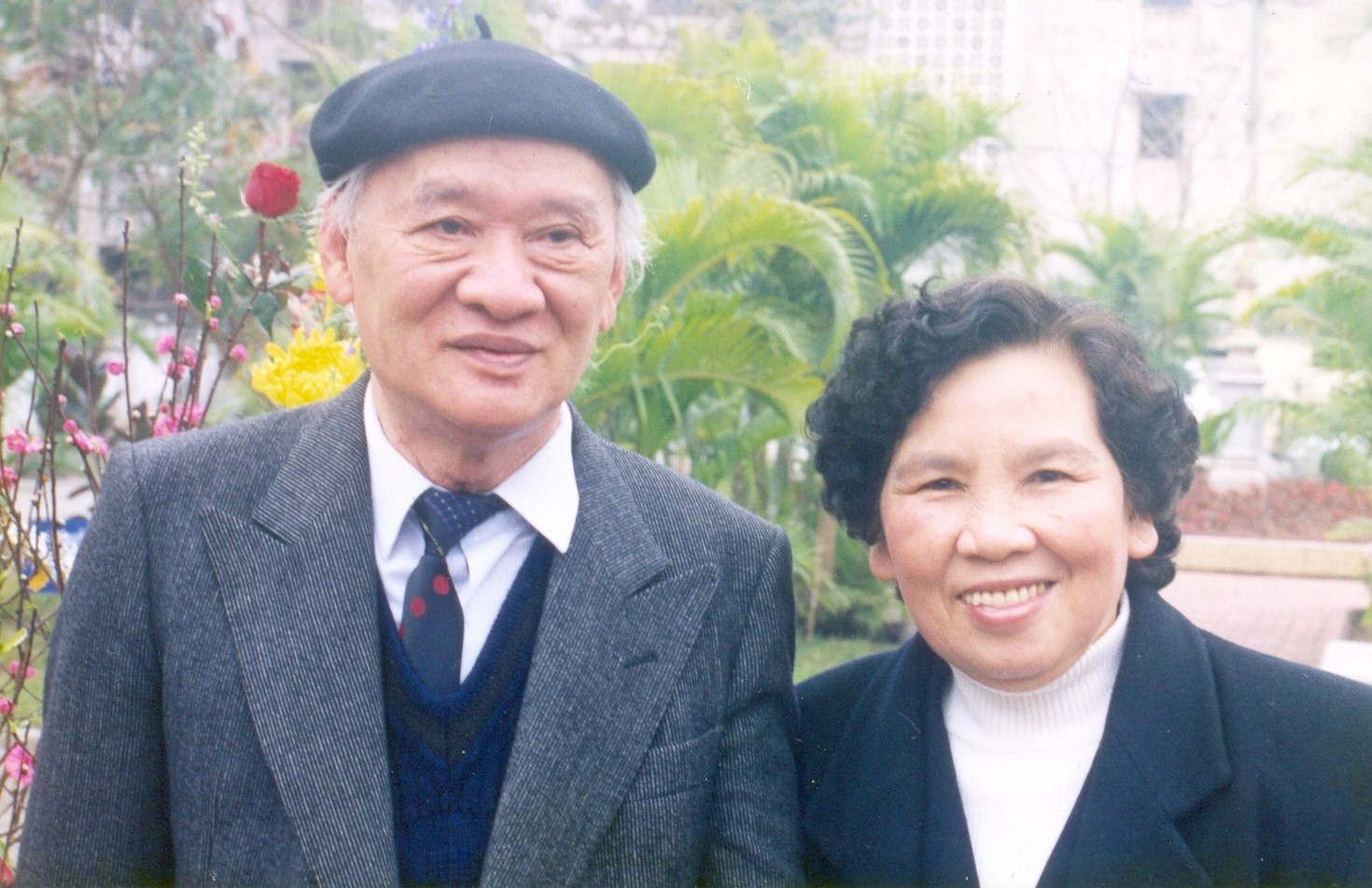 Nha van Vu Tu Nam va vo ra mat ban tieng Anh cuon ‘Hoi uc tinh yeu’ hinh anh