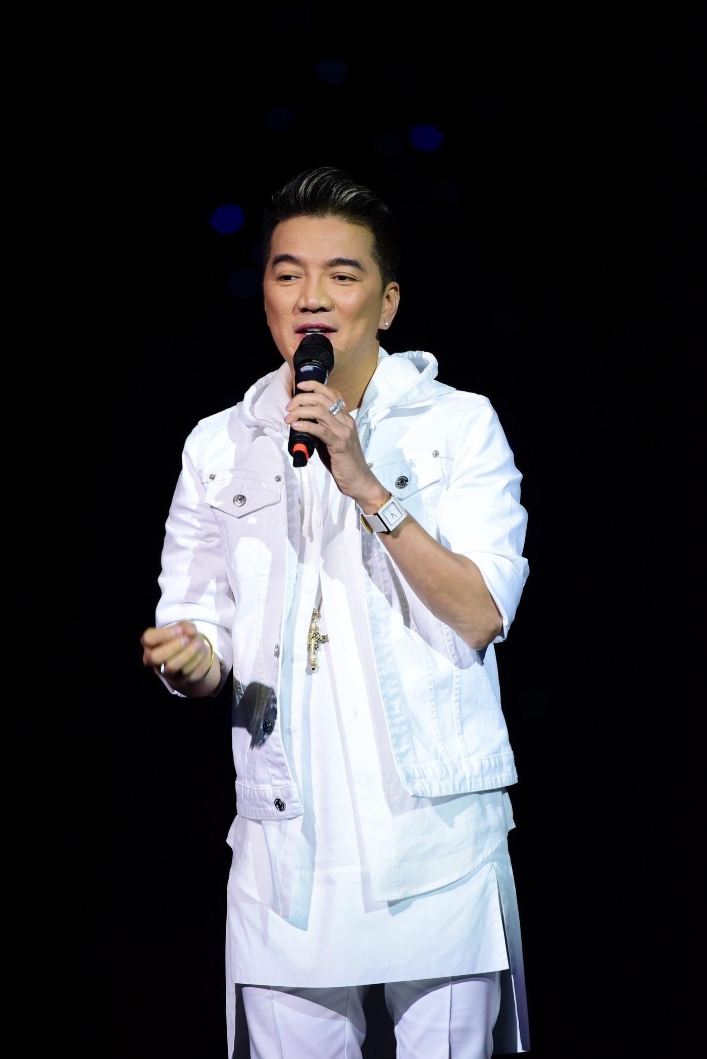 Dam Vinh Hung tuyen bo se vang bong 2 thang anh 3