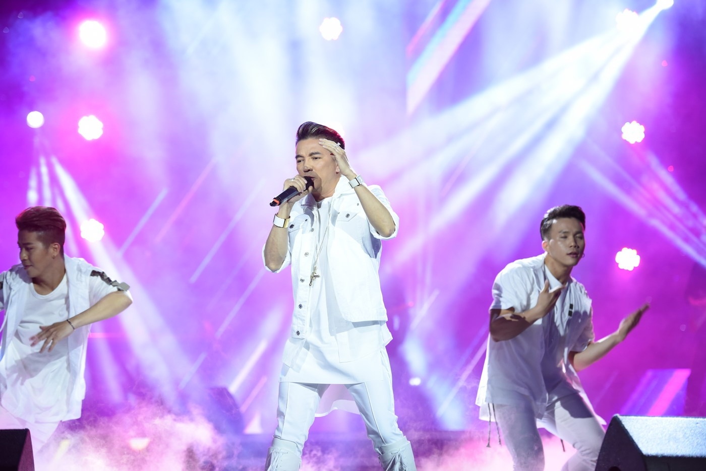 Dam Vinh Hung tuyen bo se vang bong 2 thang anh 2