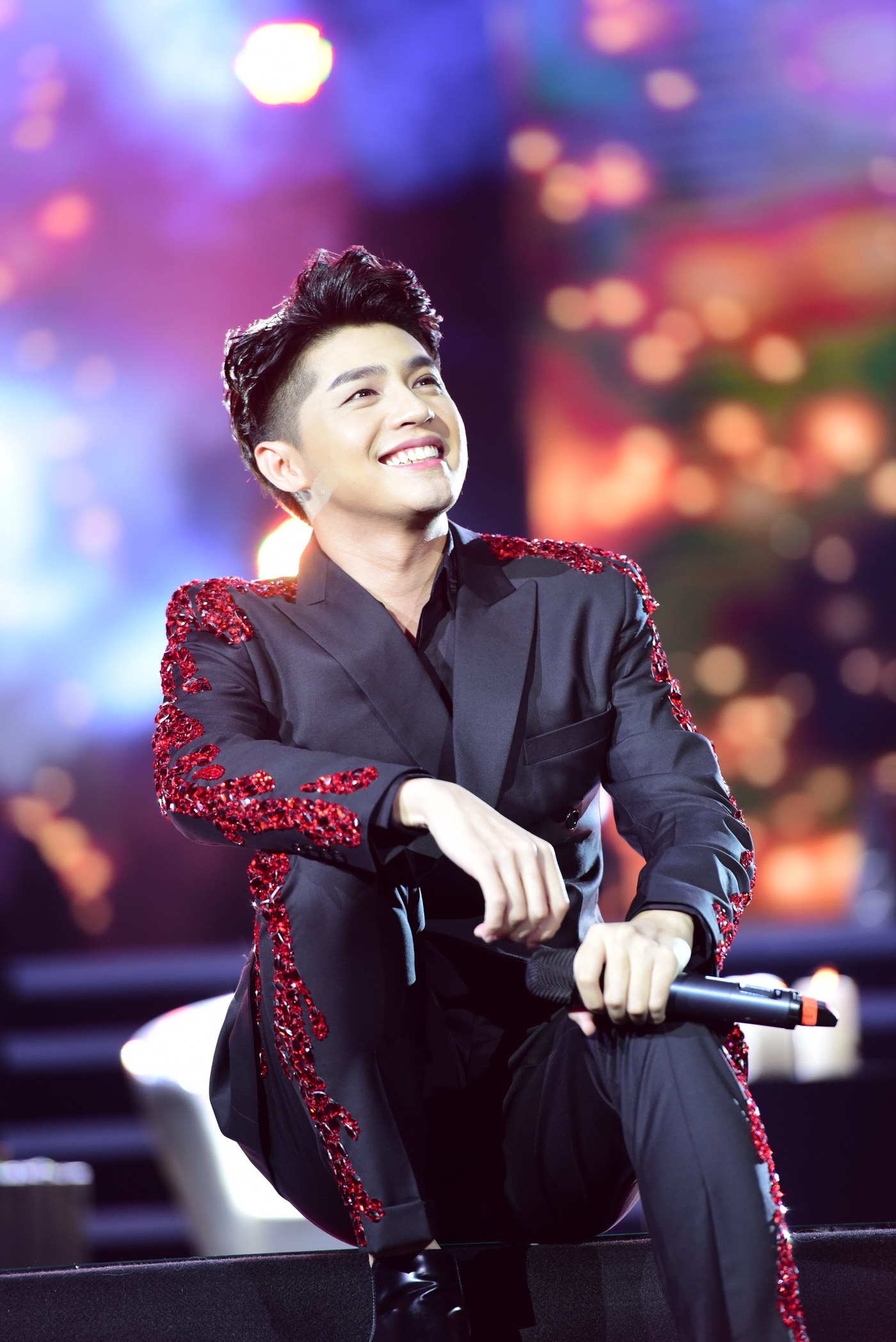 Dam Vinh Hung tuyen bo se vang bong 2 thang anh 7