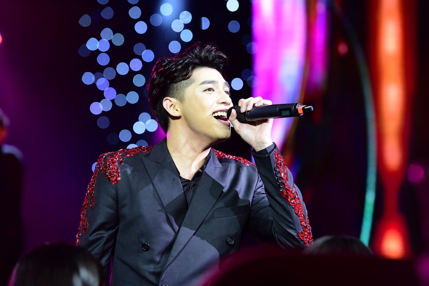 Dam Vinh Hung tuyen bo se vang bong 2 thang anh 8