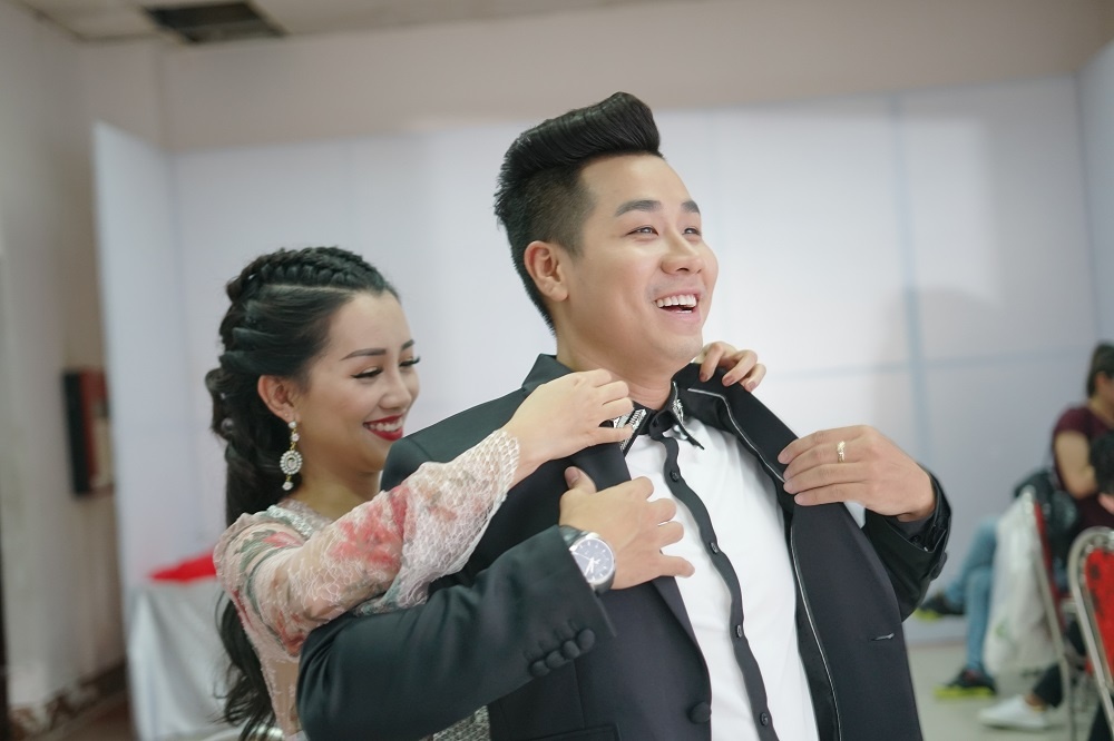 MC Nguyen Khang cham soc Quynh Chi anh 3