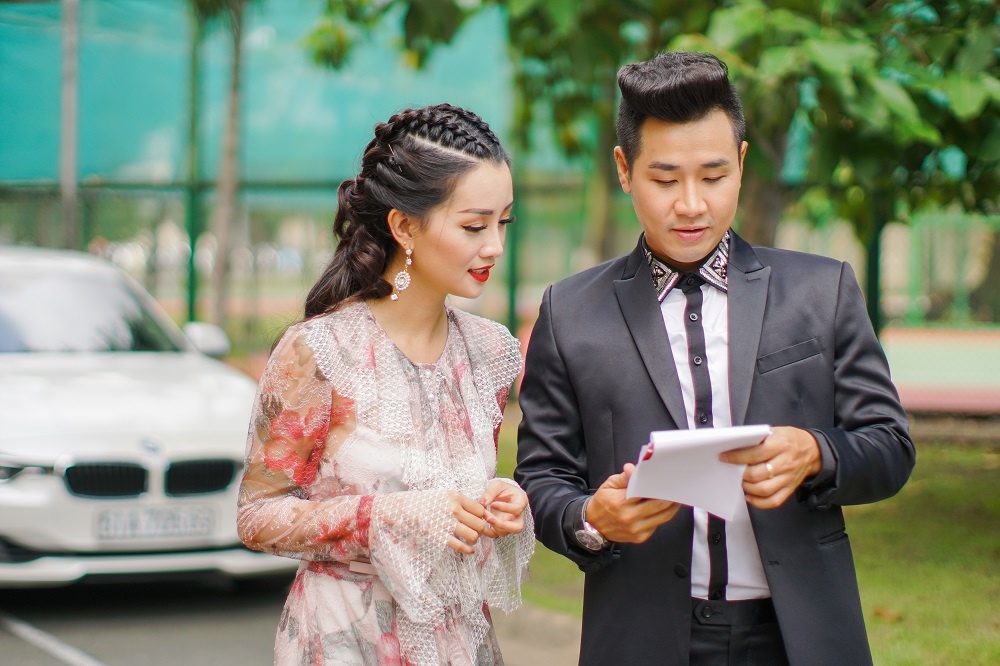 MC Nguyen Khang cham soc Quynh Chi anh 2