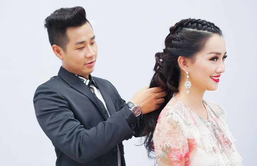 MC Nguyen Khang cham soc Quynh Chi trong hau truong hinh anh