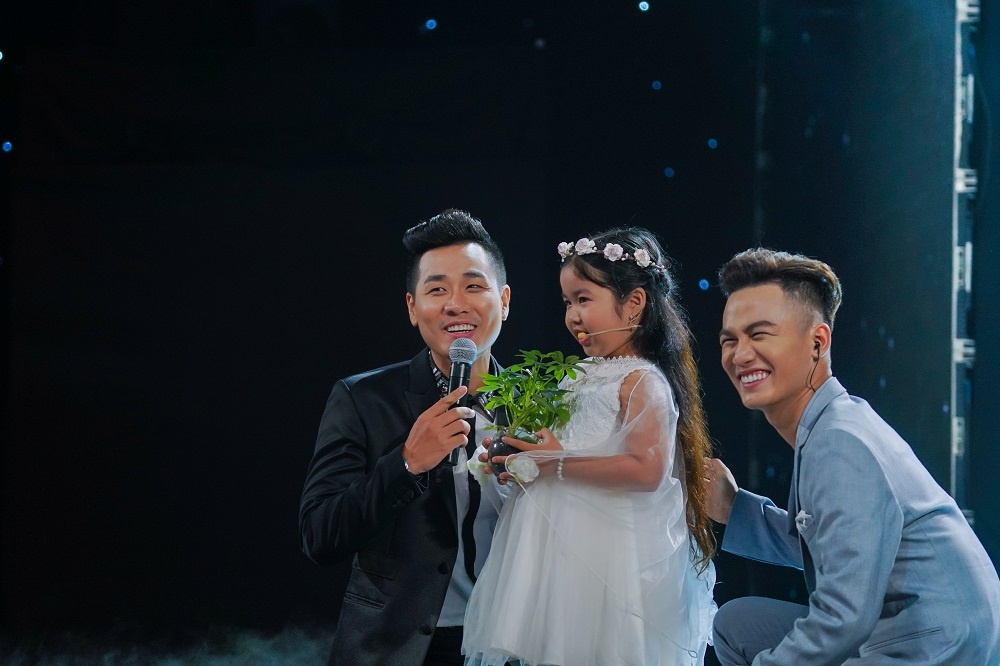 MC Nguyen Khang cham soc Quynh Chi anh 7