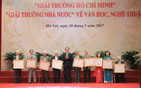 trao giai thuong Ho Chi Minh anh 2