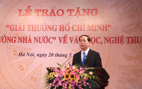 Chu tich nuoc trao giai thuong Ho Chi Minh ve van hoc, nghe thuat hinh anh