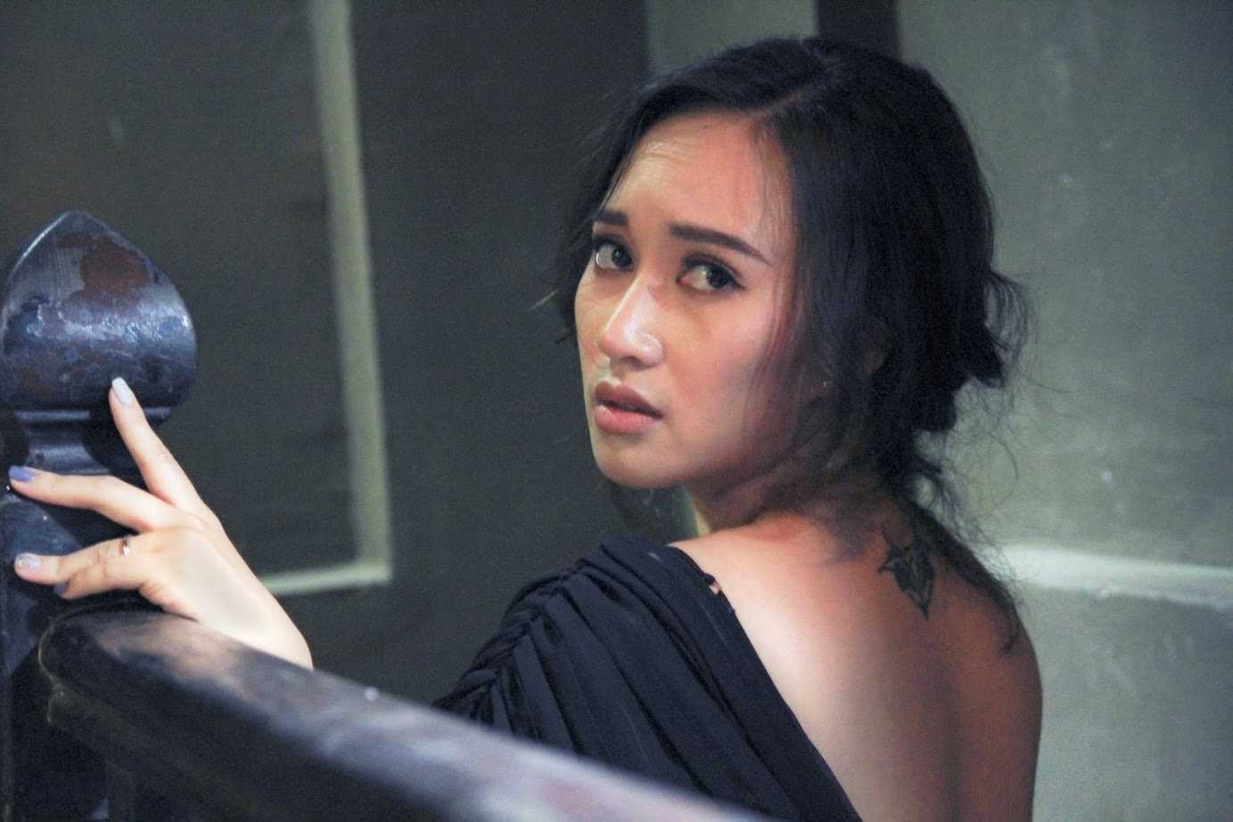 Khanh Linh ra mat MV nhac phim ‘Song chung voi me chong’ hinh anh