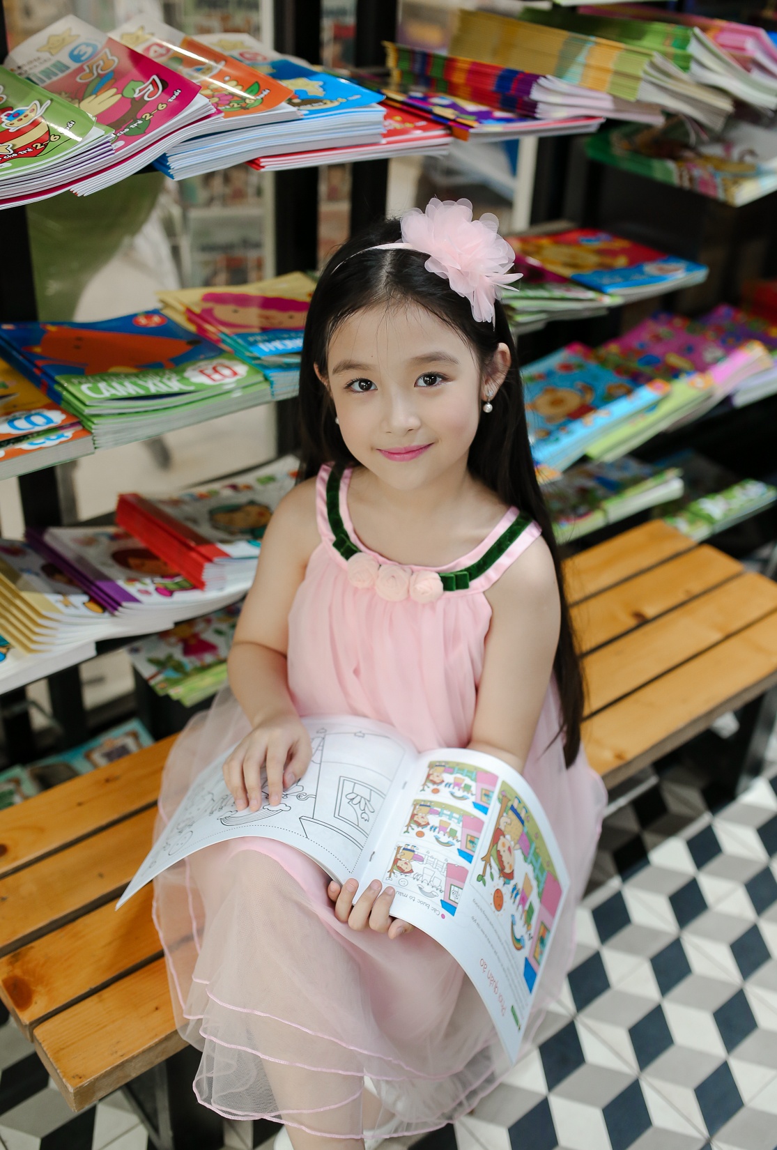 MC Nguyên Khang đi đường sách ảnh 3 MC Nguyen Khang di duong sach anh 3