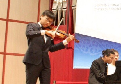 Hoc tro cua NSUT Bui Cong Duy vao top 8 cuoc thi violin danh gia hinh anh