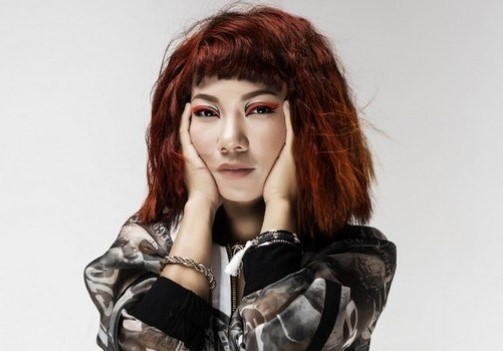 Ha Tran hat nhac Hari Won: Thoa hiep hay nhac thi truong da tot hon? hinh anh