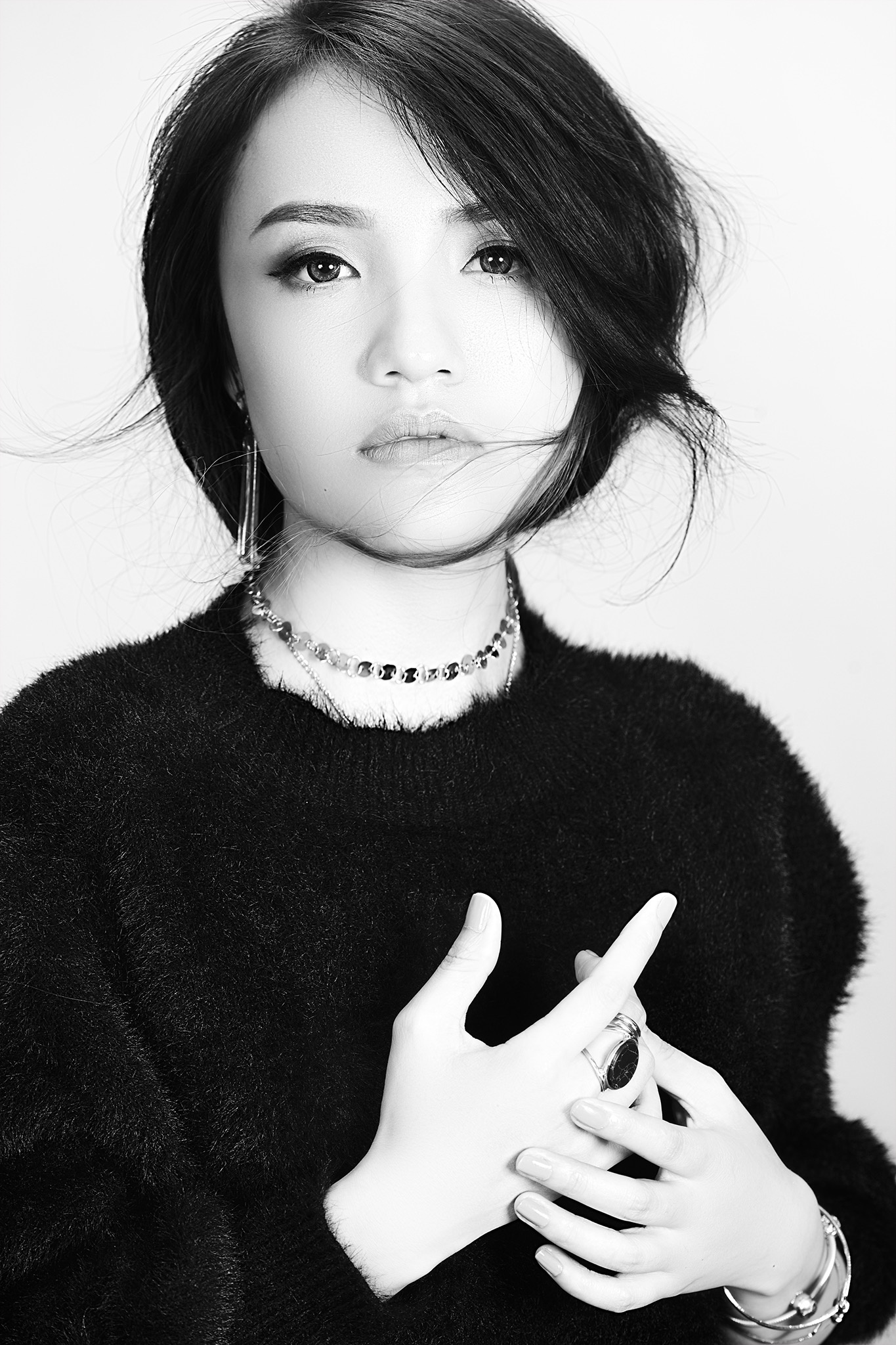 ca si Nhat Thuy ra ca khuc anh 1