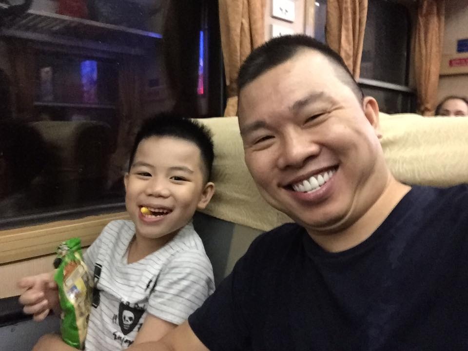 Dien vien Hai Anh phai di tau xuyen dem vi chuyen bay bi huy do bao hinh anh