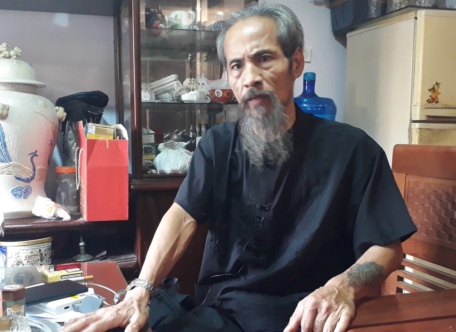 Vi sao nha The ‘Chot’ Chu Hung bi cat dien, nuoc? hinh anh