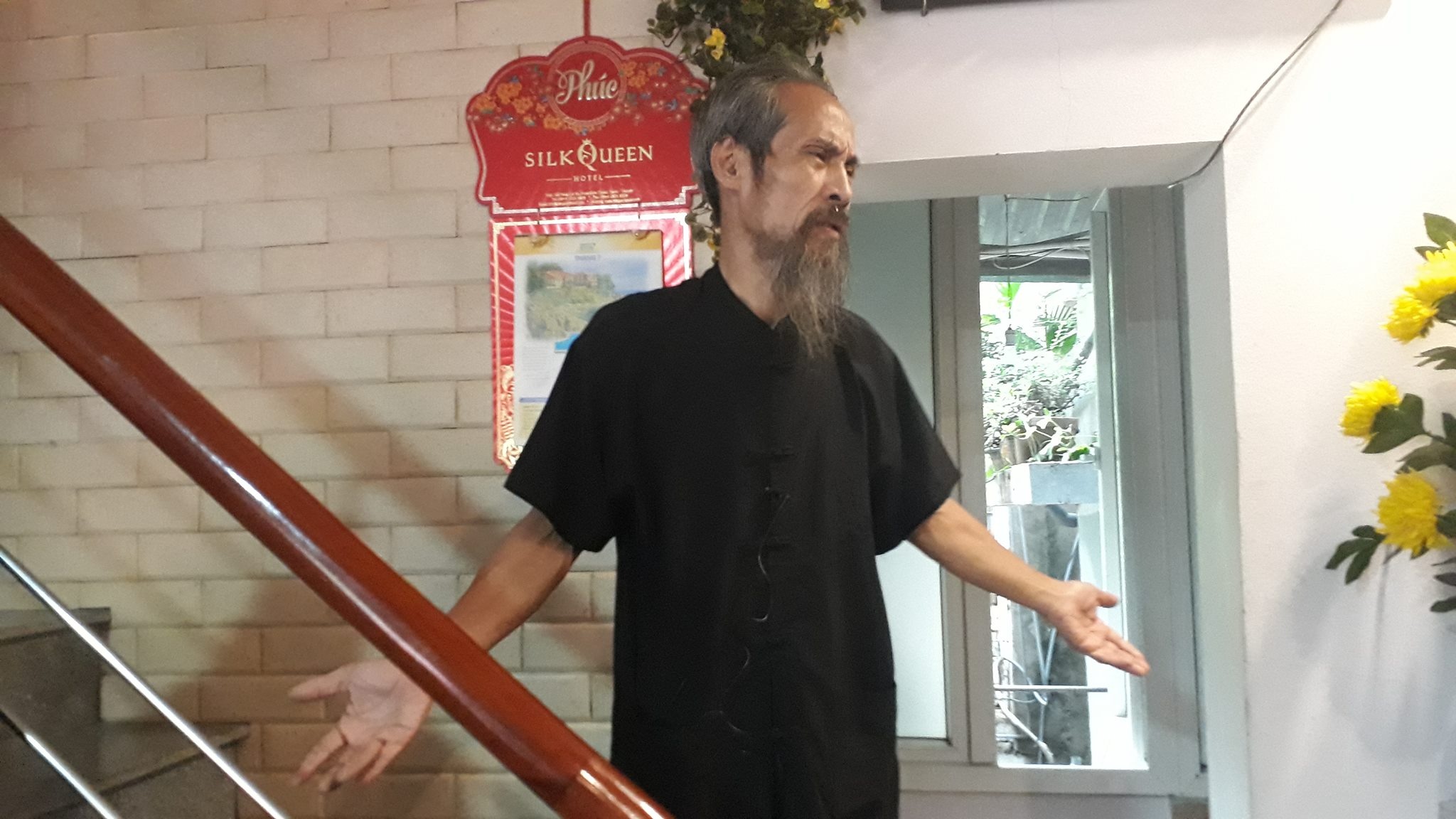 Chu Hung roi nuoc mat khi noi ve viec song canh 'khong dien nuoc' hinh anh