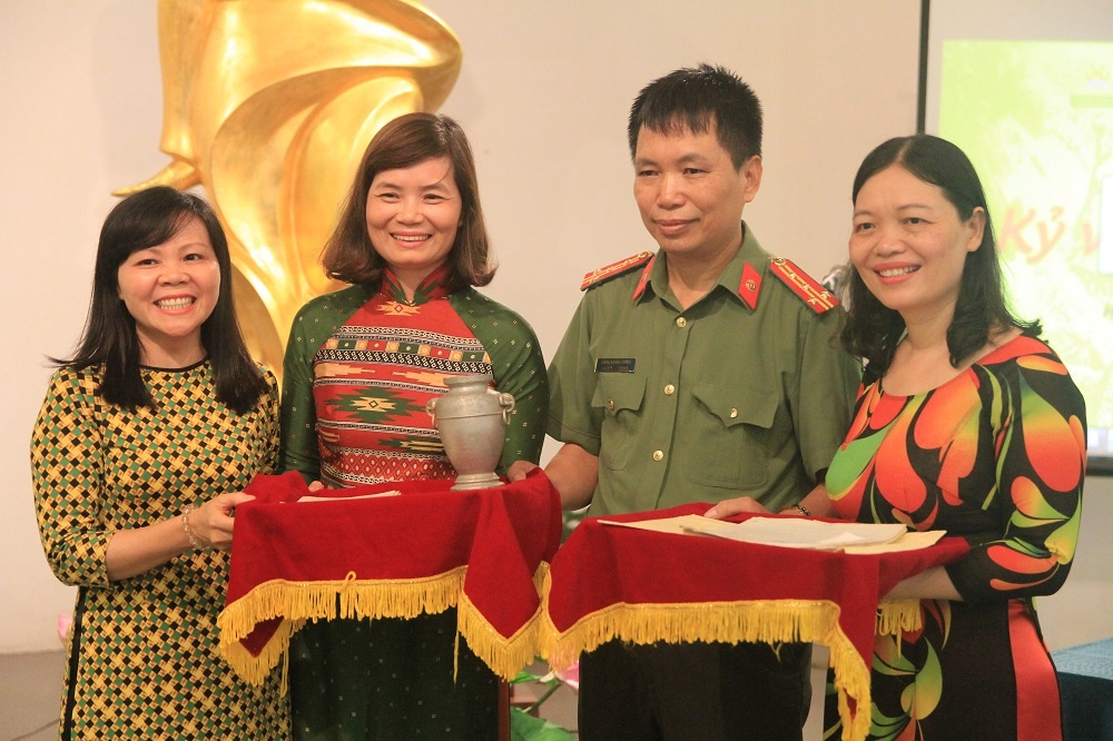 Trao tang ban dich tieng Anh dau tien cuon 'Nhat ky Dang Thuy Tram' hinh anh