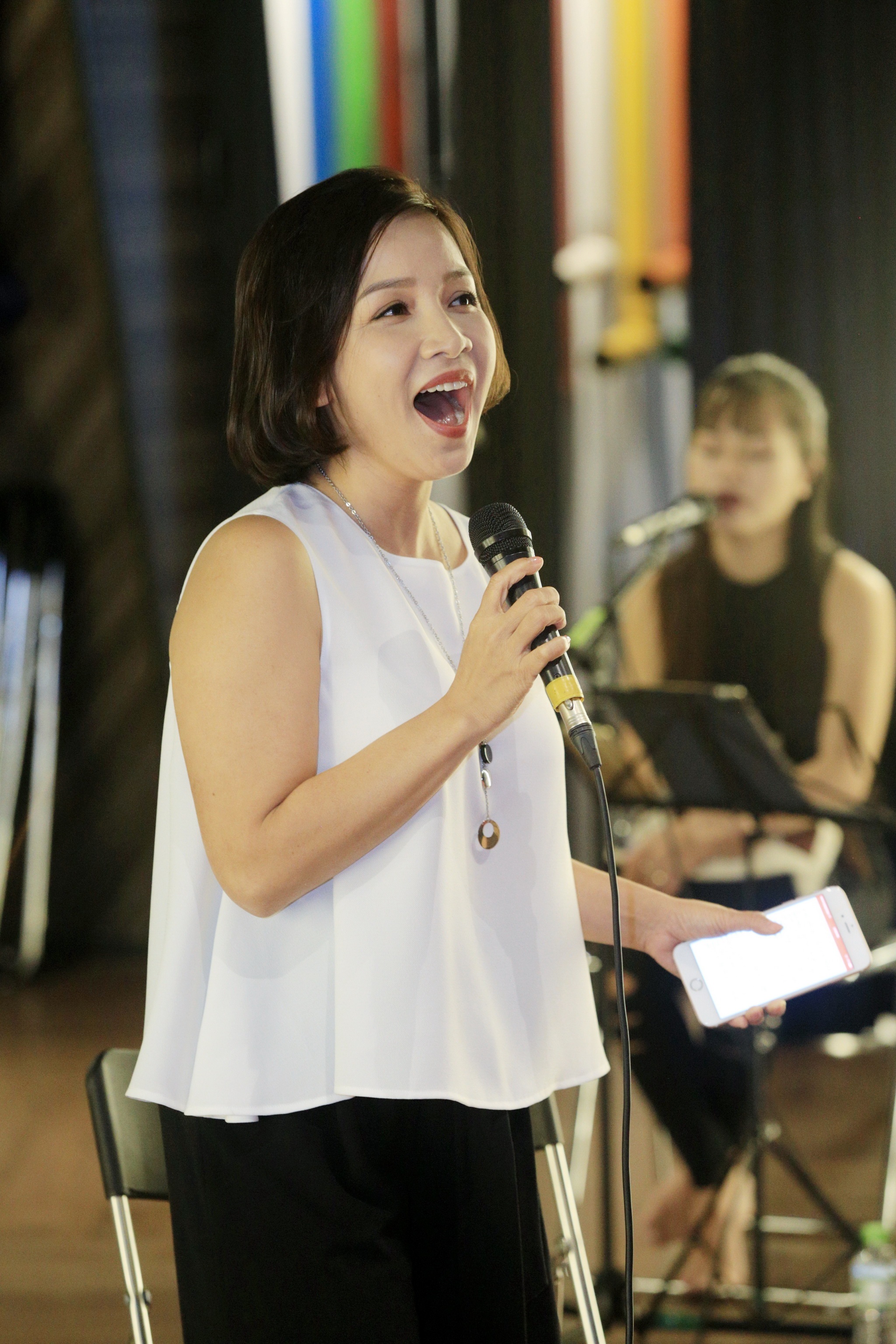 My Linh om vai chong anh 2