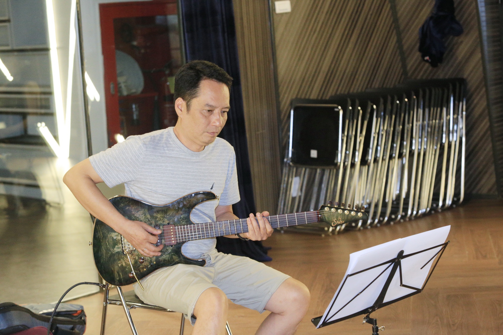 My Linh om vai chong anh 8