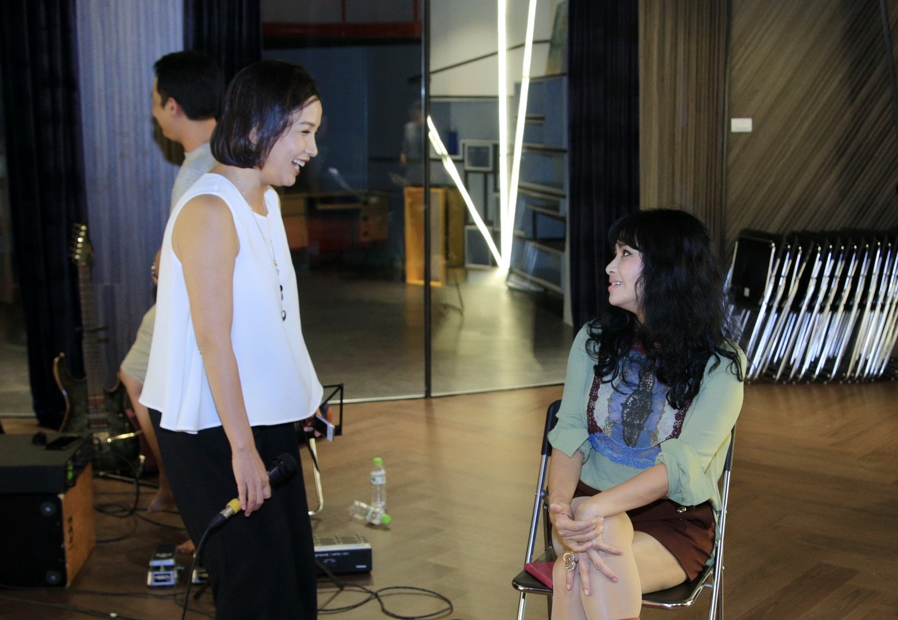 My Linh om vai chong anh 4