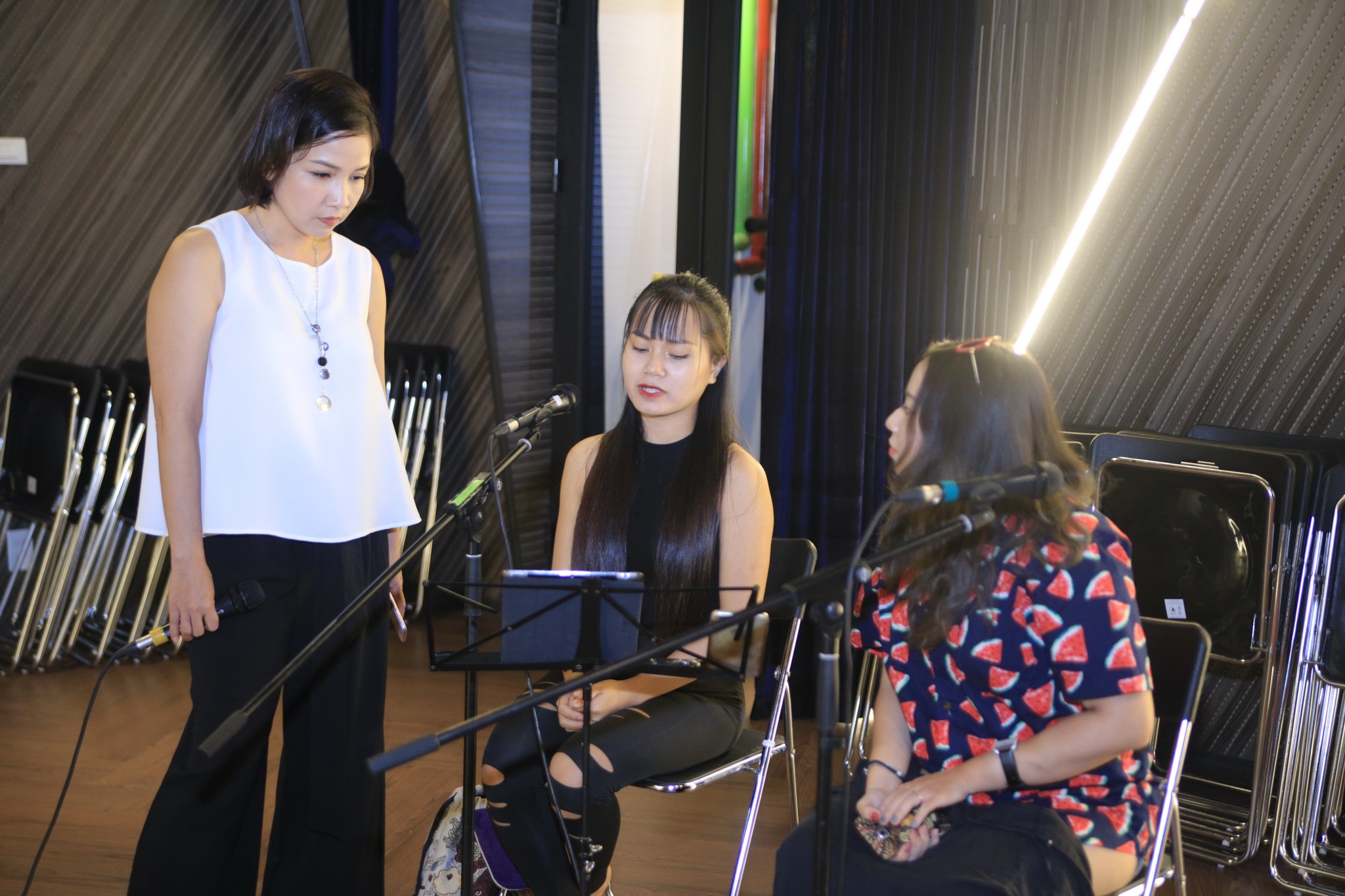 My Linh om vai chong anh 3