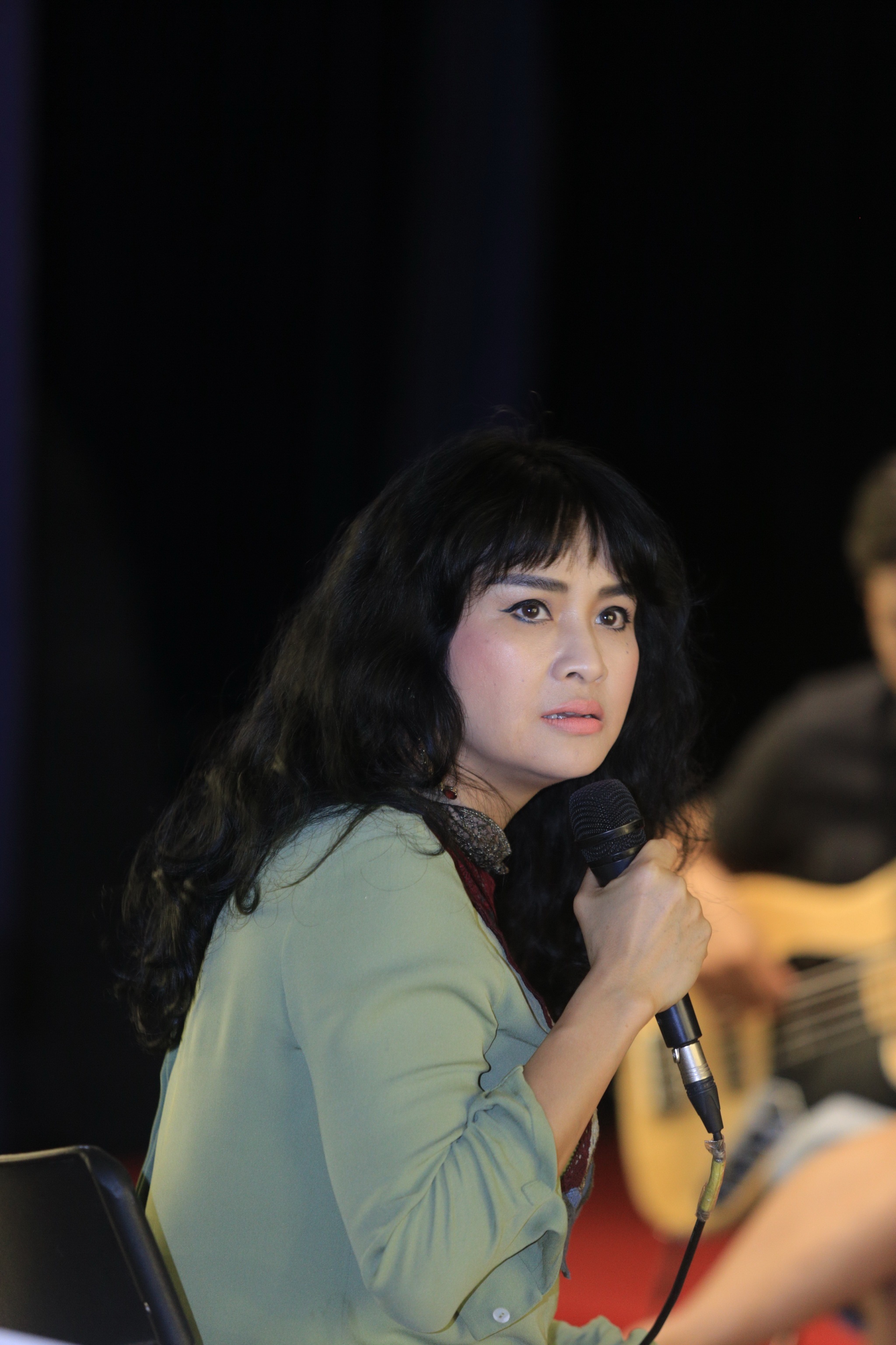 My Linh om vai chong anh 6