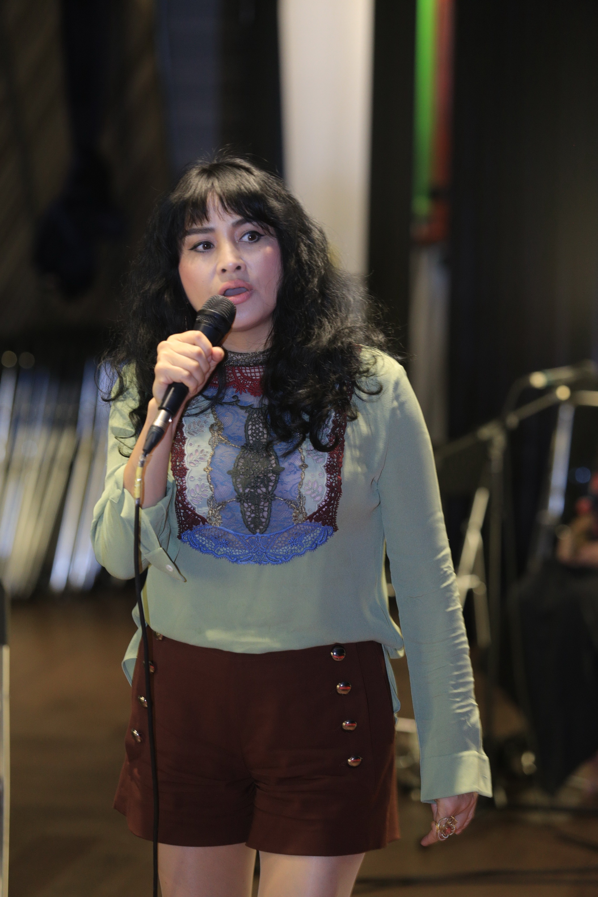 My Linh om vai chong anh 7