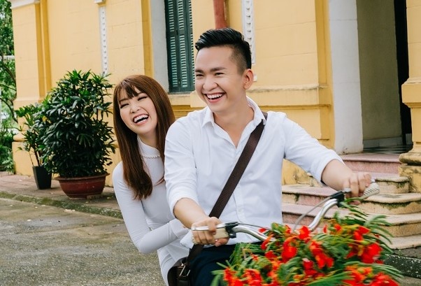 A hau Thuy Van va MC Hanh Phuc khoe giong hat trong MV ve tuoi hoc tro hinh anh