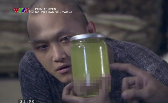 Chi tiet 'hop qua bao thai' trong 'Nguoi phan xu' bi chi trich du doi hinh anh