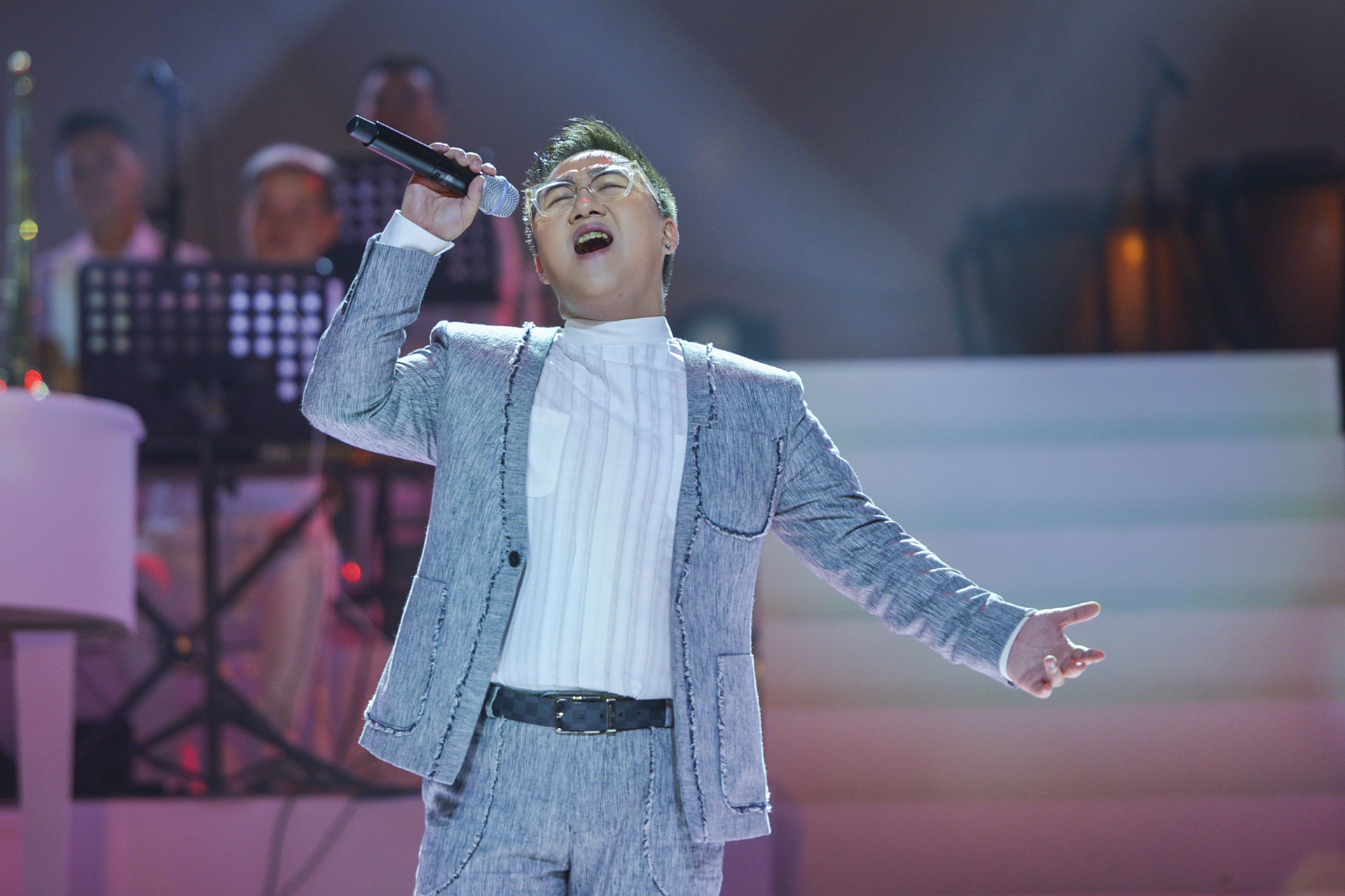 Ha Anh Tuan nam tay Vu Cat Tuong anh 6