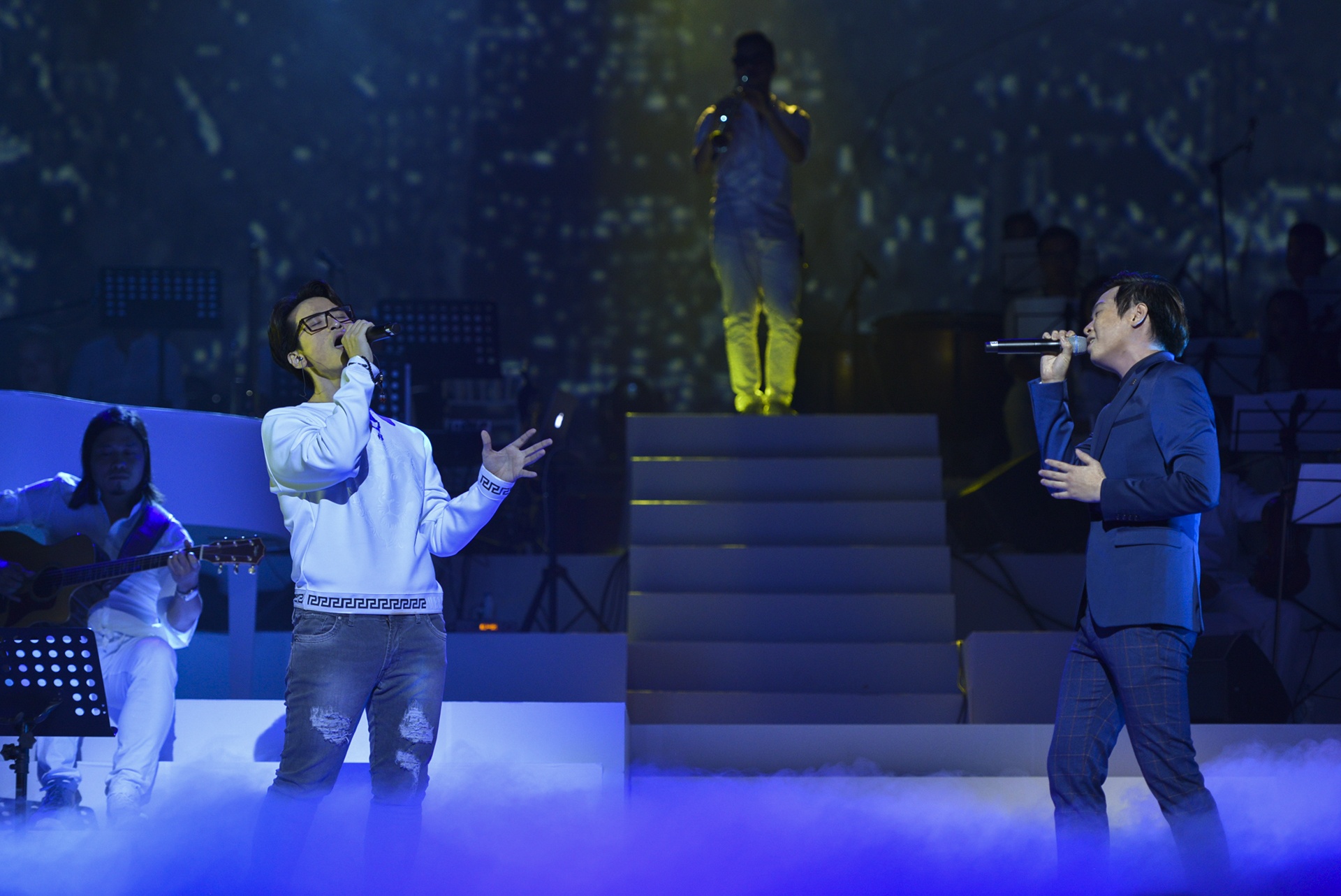 Ha Anh Tuan nam tay Vu Cat Tuong anh 7